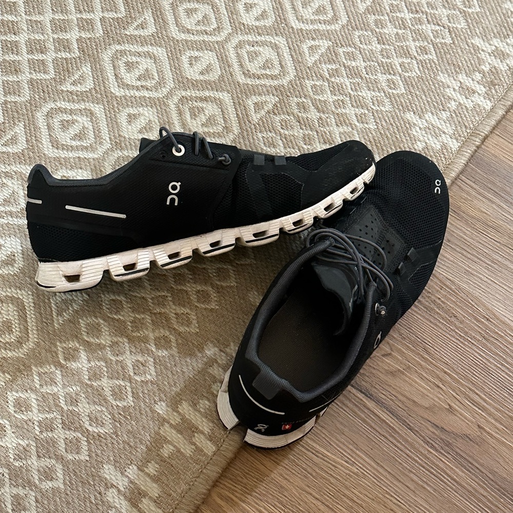 Womens on cloud size 9.5. Worn maybe three times. Excellent condition!